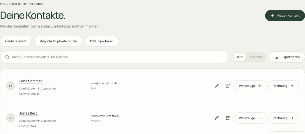 Kontaktübersicht mit Suchfeld und den fiktiven Kontakten Lena Sommer und Jonas Berg sowie Zugängen zu Werkzeugen und Rechnungen.