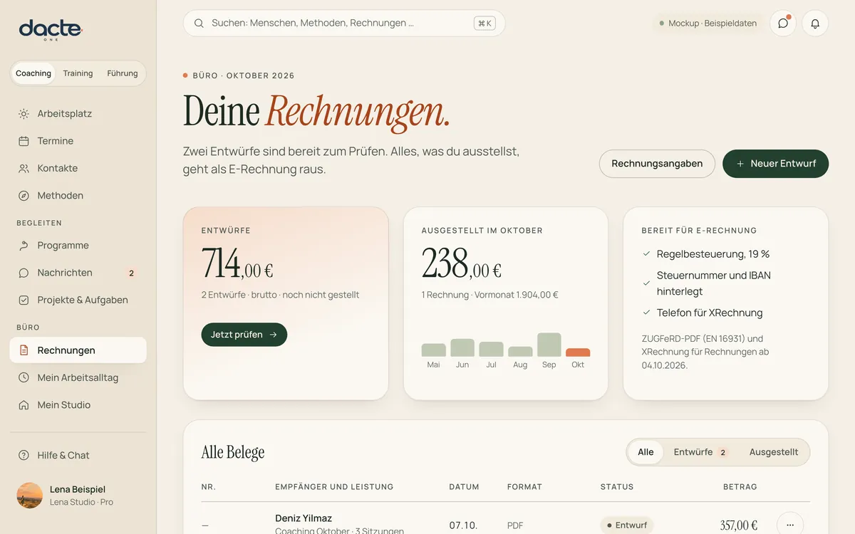 Entwurf der Rechnungsansicht: „Deine Rechnungen“ mit Entwürfen, Umsatz im Oktober und Hinweis „Bereit für E-Rechnung“.